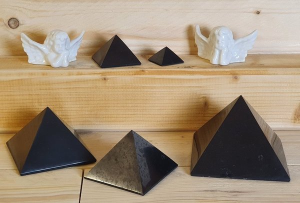 Schungit Pyramide poliert - Element Luft: Verbindung mit Träumen und Visionen