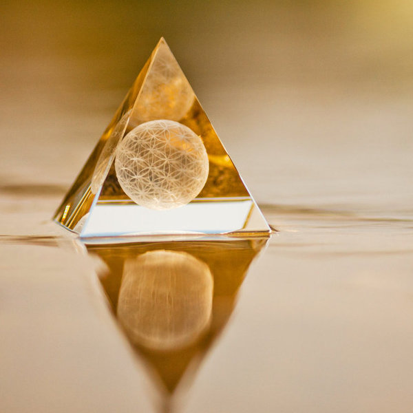 Sphärenkristall Pyramide "Blume des Lebens" mit LED-Sockel